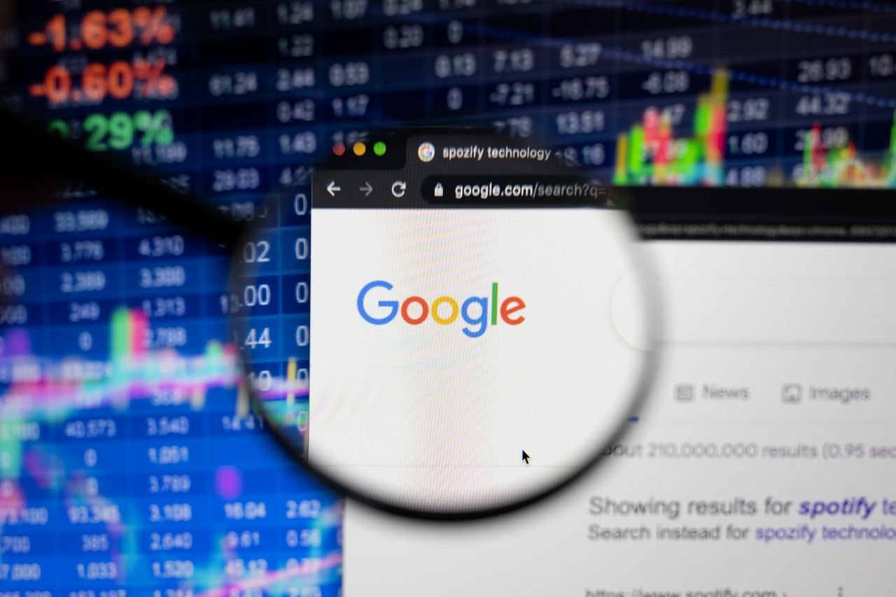 Une nouvelle fonction disponible pour mieux comprendre les marchés financiers débarque dans Google Search Labs - ©Dennis Diatel / Shutterstock