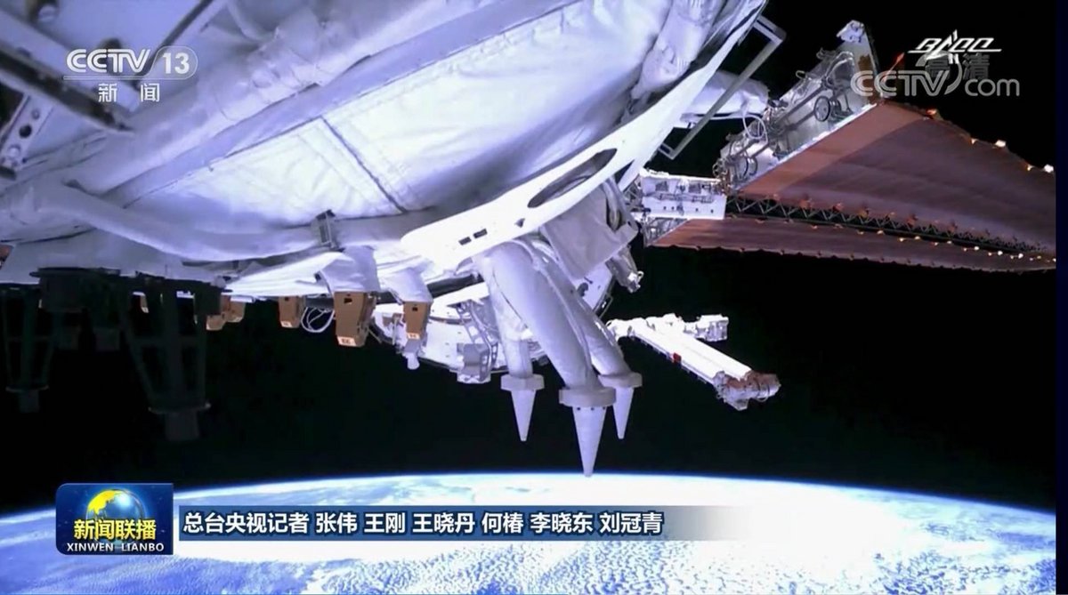Vue embarquée au sein du module principal Tianhe de la station chinoise. Tianzhou-2 s'y est amarré ce samedi. Crédits : CCTV/CNSA