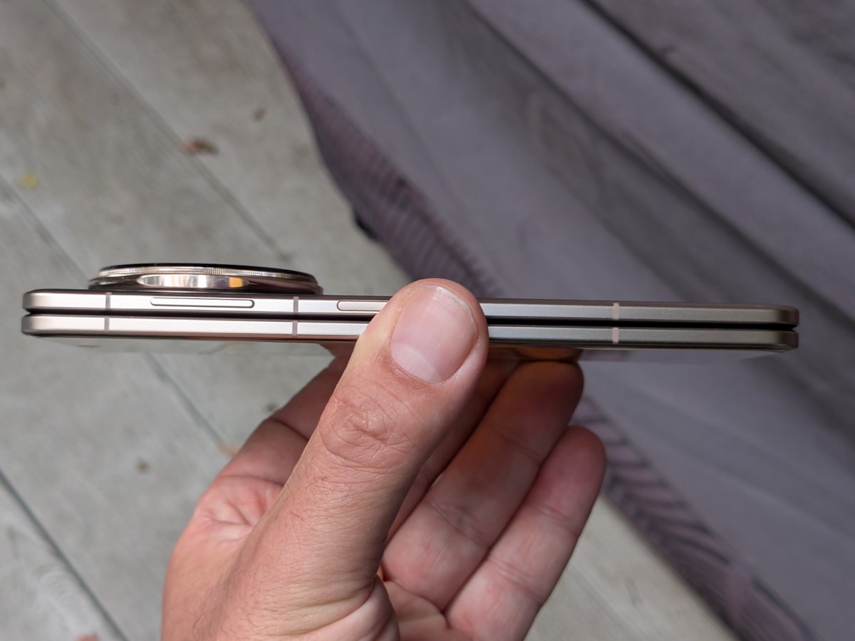 Une fois replié, le Honor Magic V5 ne fait que 8,8 mm d'épaisseur si on ne prend pas en compte l'imposant module optique. ©Nicolas Guyot pour Clubic