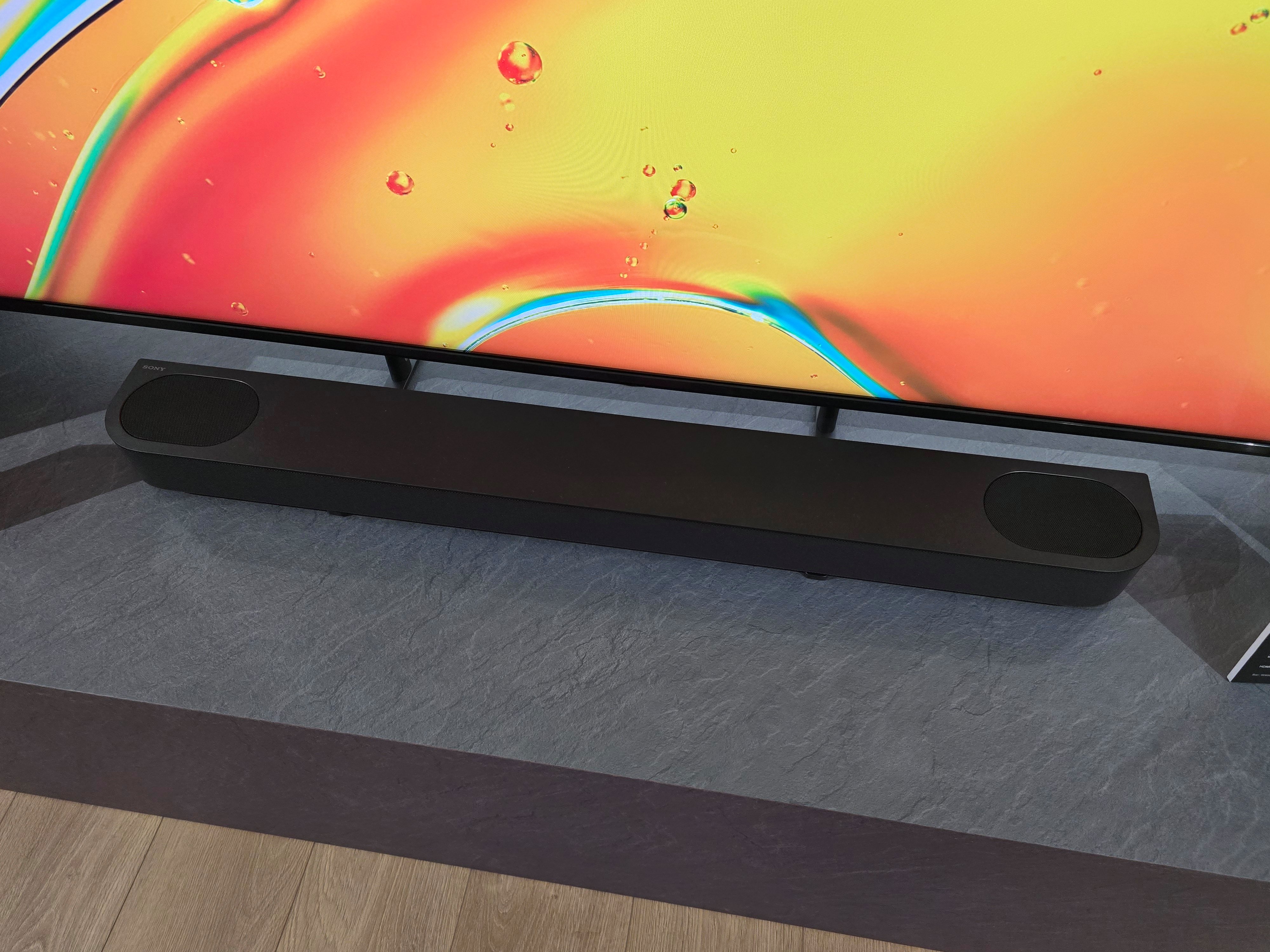 La Sony Bravia Theatre Bar 6 et ses haut-parleurs verticaux. Ci-dessous, son caisson de basses.  ©Matthieu Legouge