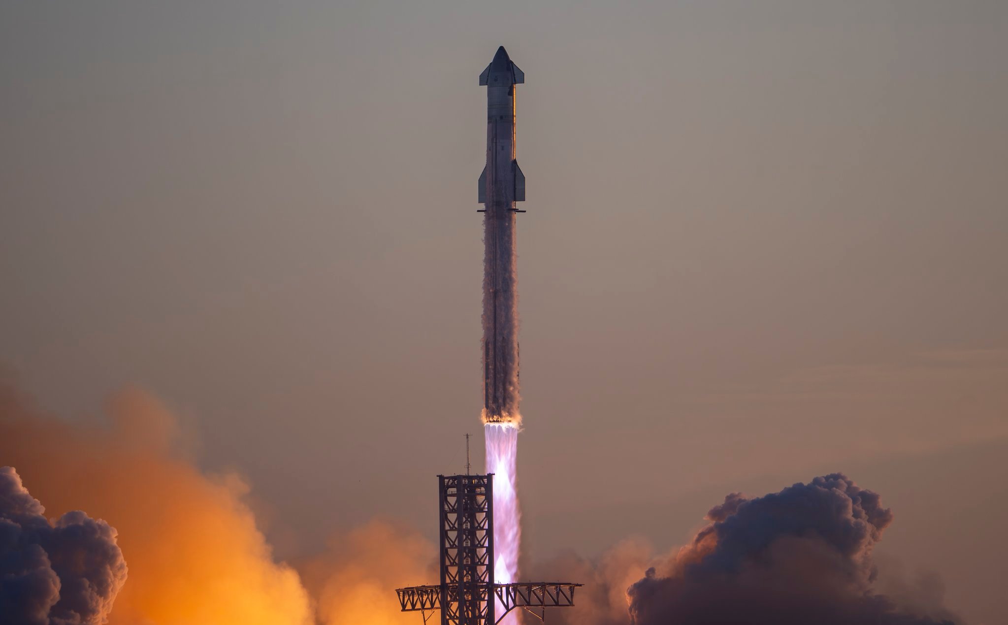 Starship et Super Heavy s'élancent vers le ciel. Un départ beaucoup plus propre que celui du mois d'avril. © SpaceX