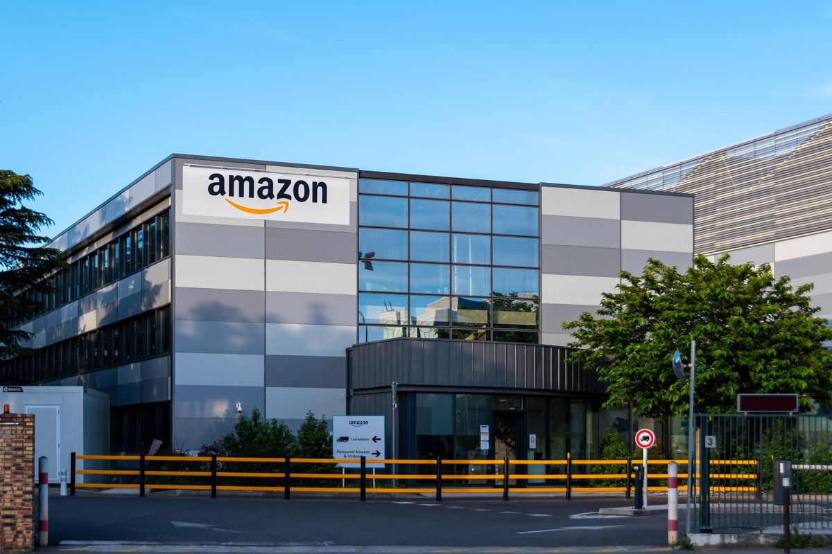 Vue extérieure de l'agence de livraison Amazon Logistics à Velizy-Villacoublay, au sud de la région parisienne. © Shutterstock