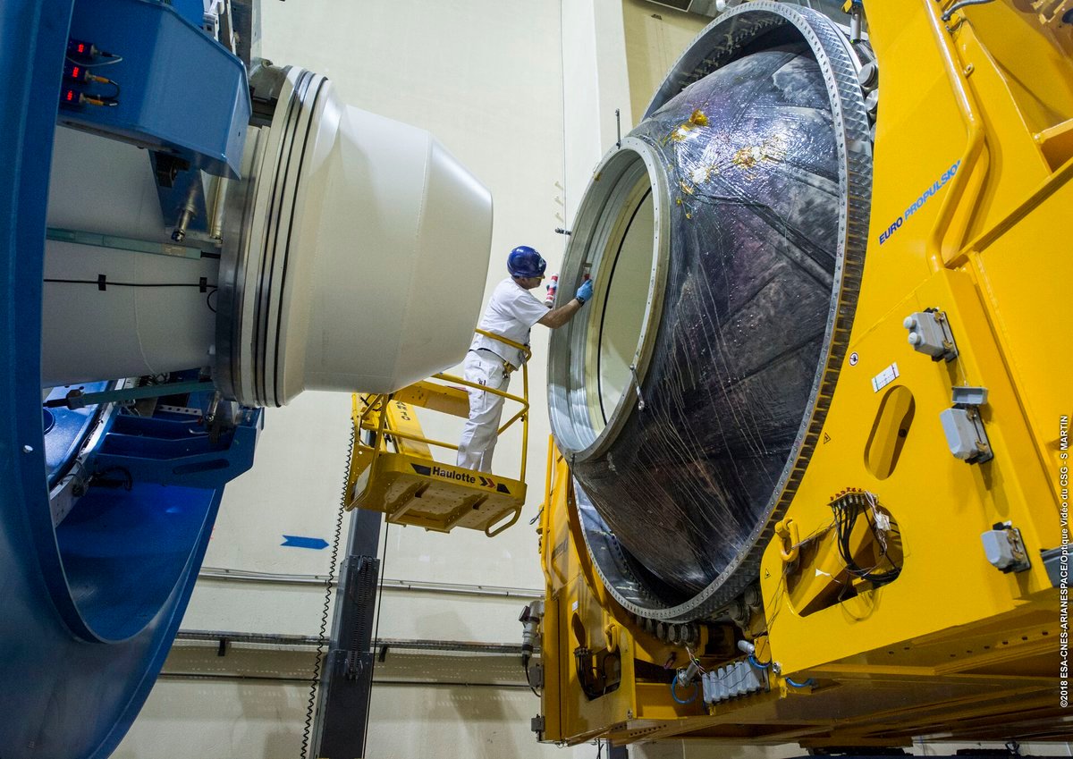 Préparation d'un booster P120C. Pas si petit... © ESA/CNES/Arianespace/CSG/ S. Martin