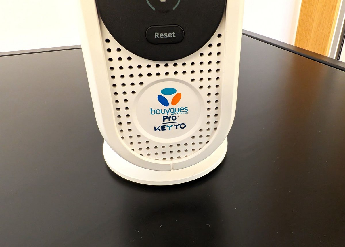 On aperçoit ici le bouton Reset de la Bbox, et le logo Bouygues Telecom Pro Keyyo © Nicolas Guyot / Clubic