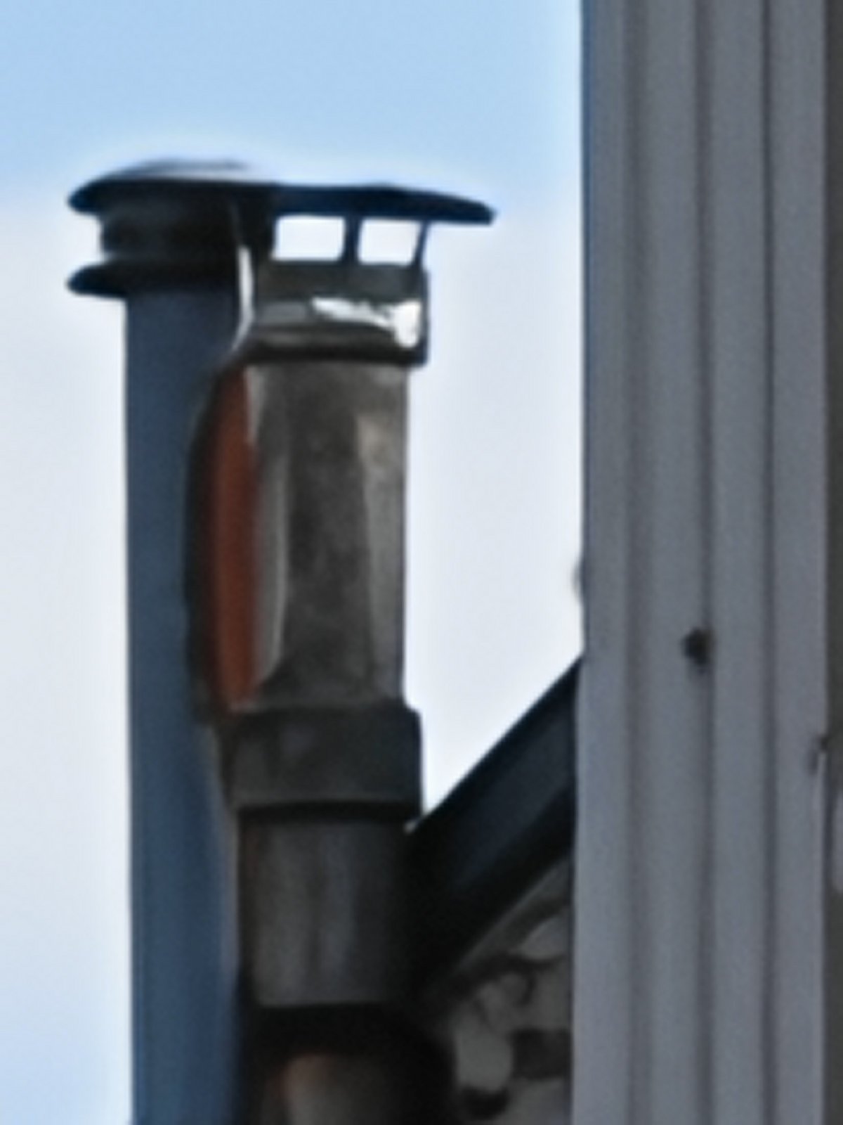 AI Super Zoom "devine" des détails non enregistrés à l'aide d'une intelligence artificielle générative. A gauche l'image capturée, à droite celle générée par AI Super Zoom © Marc Mitrani pour Clubic