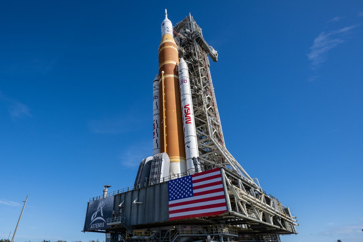 La fusée SLS transportée jusqu'à son pas de tir le 17 janvier dernier. ©NASA/Keegan Barber