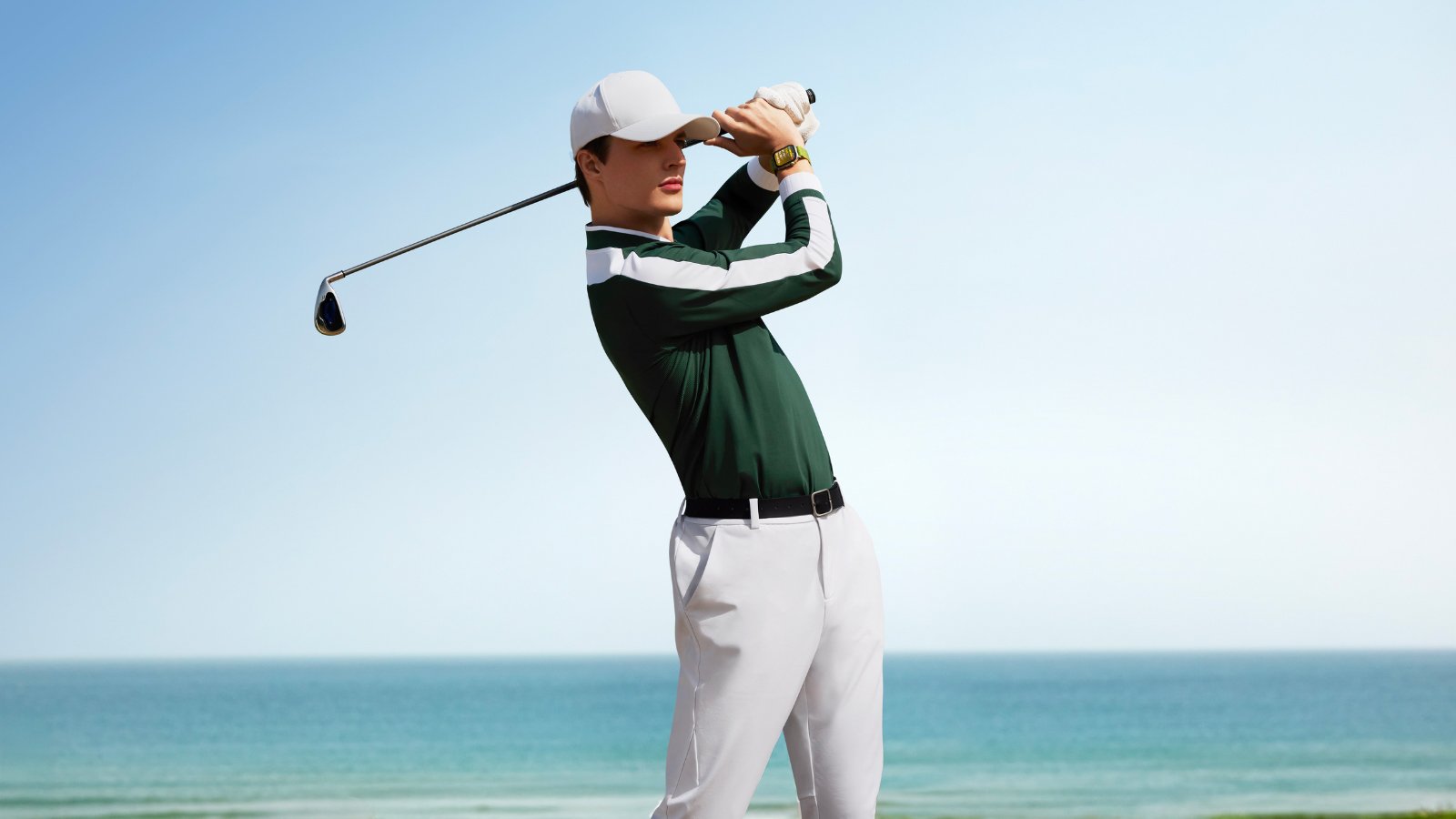 Amateurs de golf, la Watch Fit 4 Pro vous guide sur plus de 15 000 parcours et analyse chaque swing en temps réel ©HUAWEI