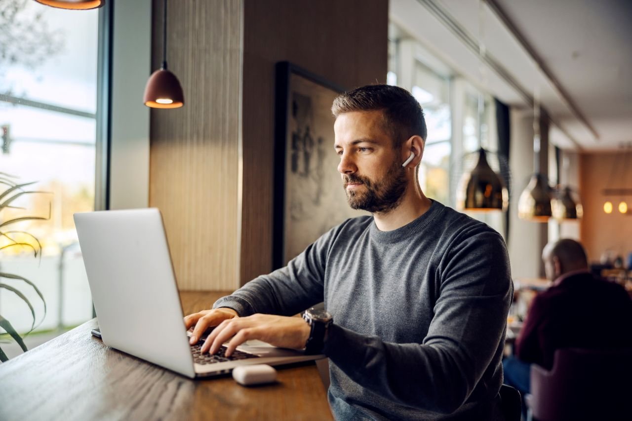 Lorsque vous vous connectez à un Wi-Fi public, aucune données que vous échangez avec votre entreprise n'est aussi sécurisés qu'au sein de celle-ci - ©Dusan Petkovic / Shutterstock