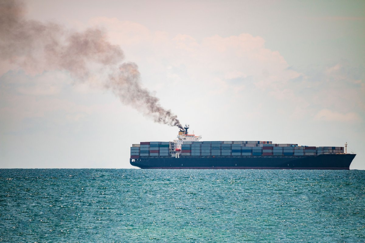 Un navire transportant des voitures électriques continue de brûler en pleine mer © Shutterstock
