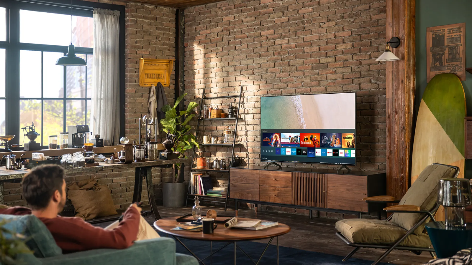 La TV Samsung 55AU7022 posée sur un meuble