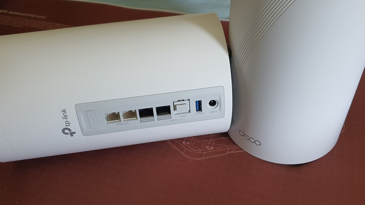 Une riche connectique sur chaque borne : il y a même un port SFP+ ! © Nerces pour Clubic