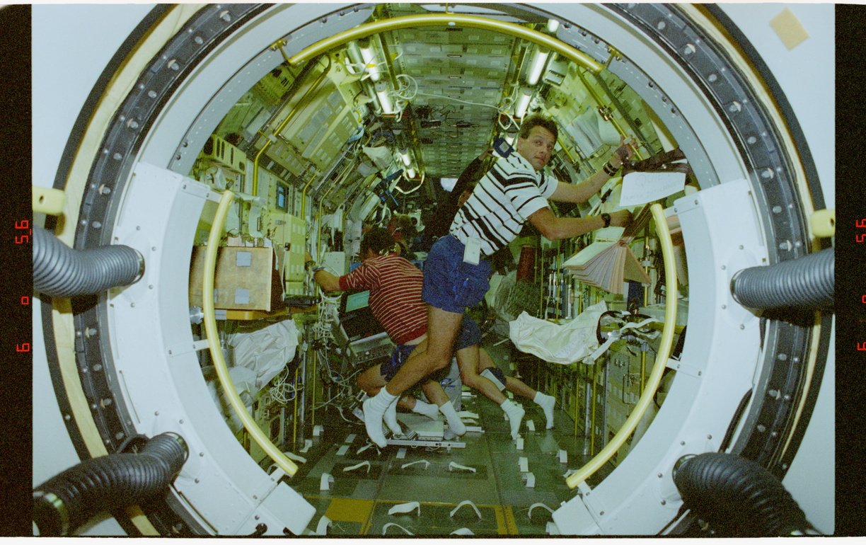 Les membres de la mission STS-78 au sein du Spacelab durant leur mission © NASA