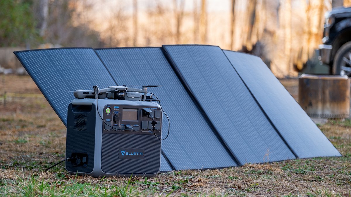 Pendant vos longues escapades, vous ne manquerez jamais d'énergie avec ce panneau solaire @Bluetti