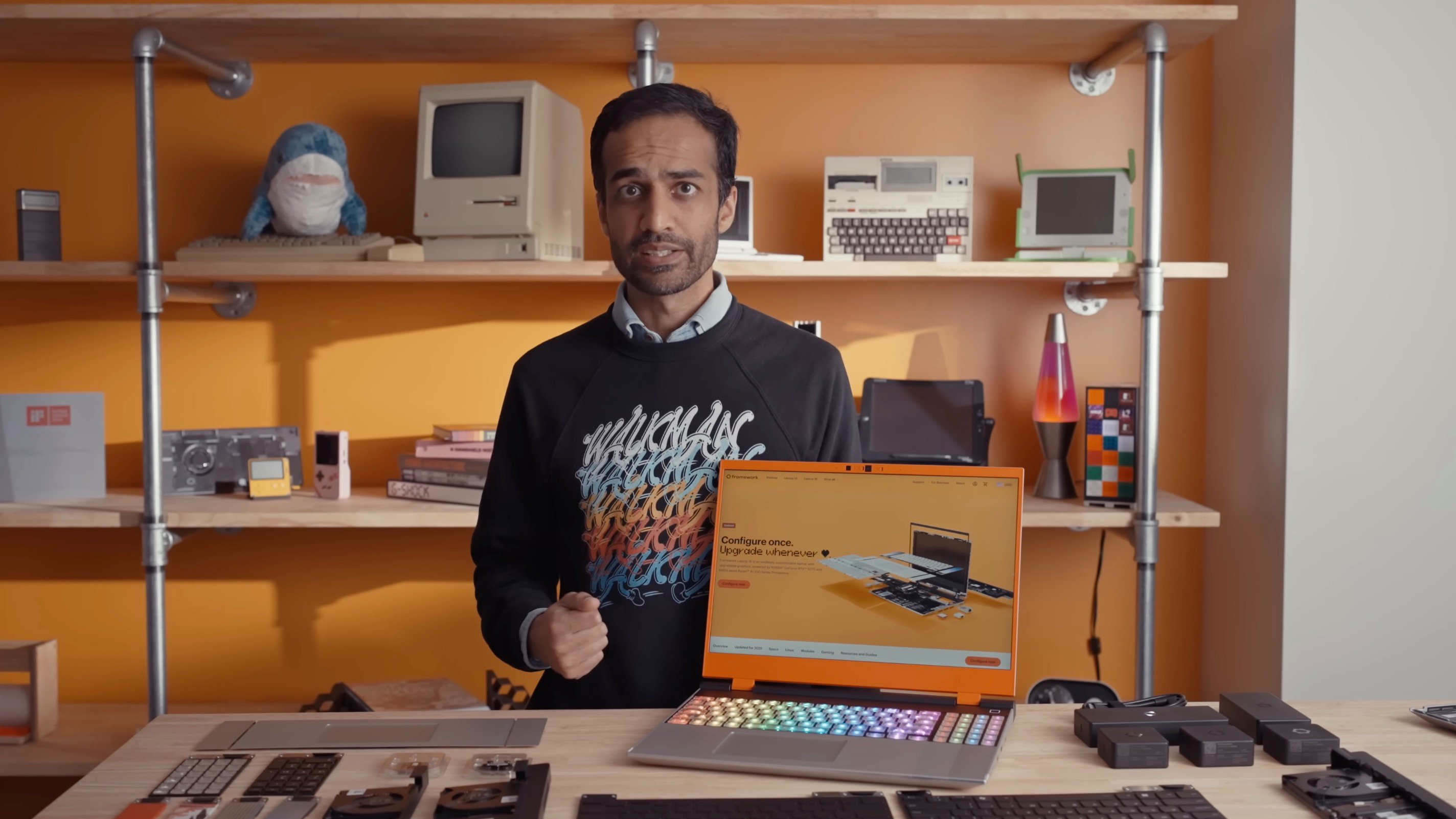 Le CEO de Framework, Nirav Patel, présentant les évolutions du Framework Laptop de 16 pouces // © Framework via YouTube