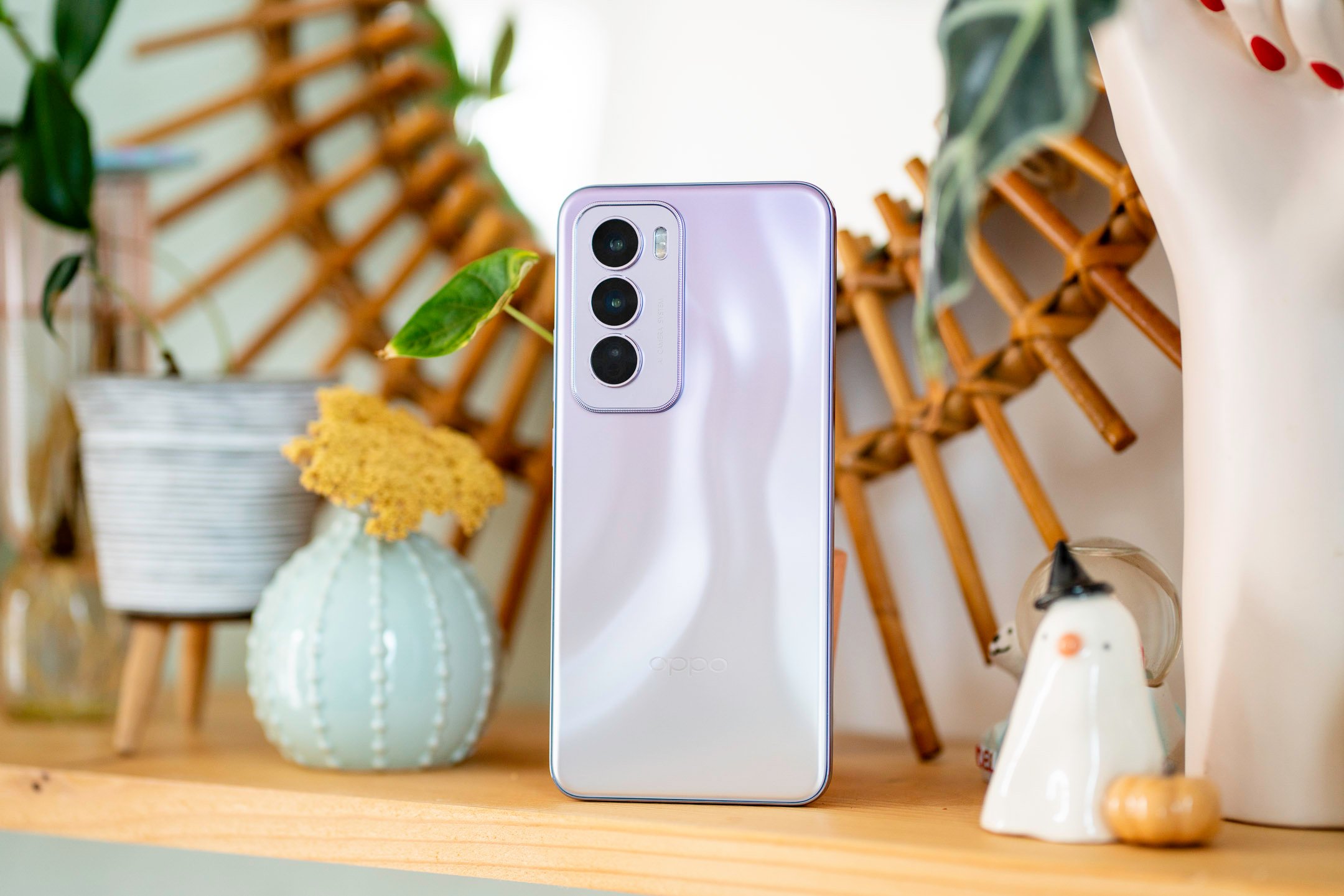 Le Reno12 Pro est léger, mais semble peu solide © Pierre Crochart pour Clubic