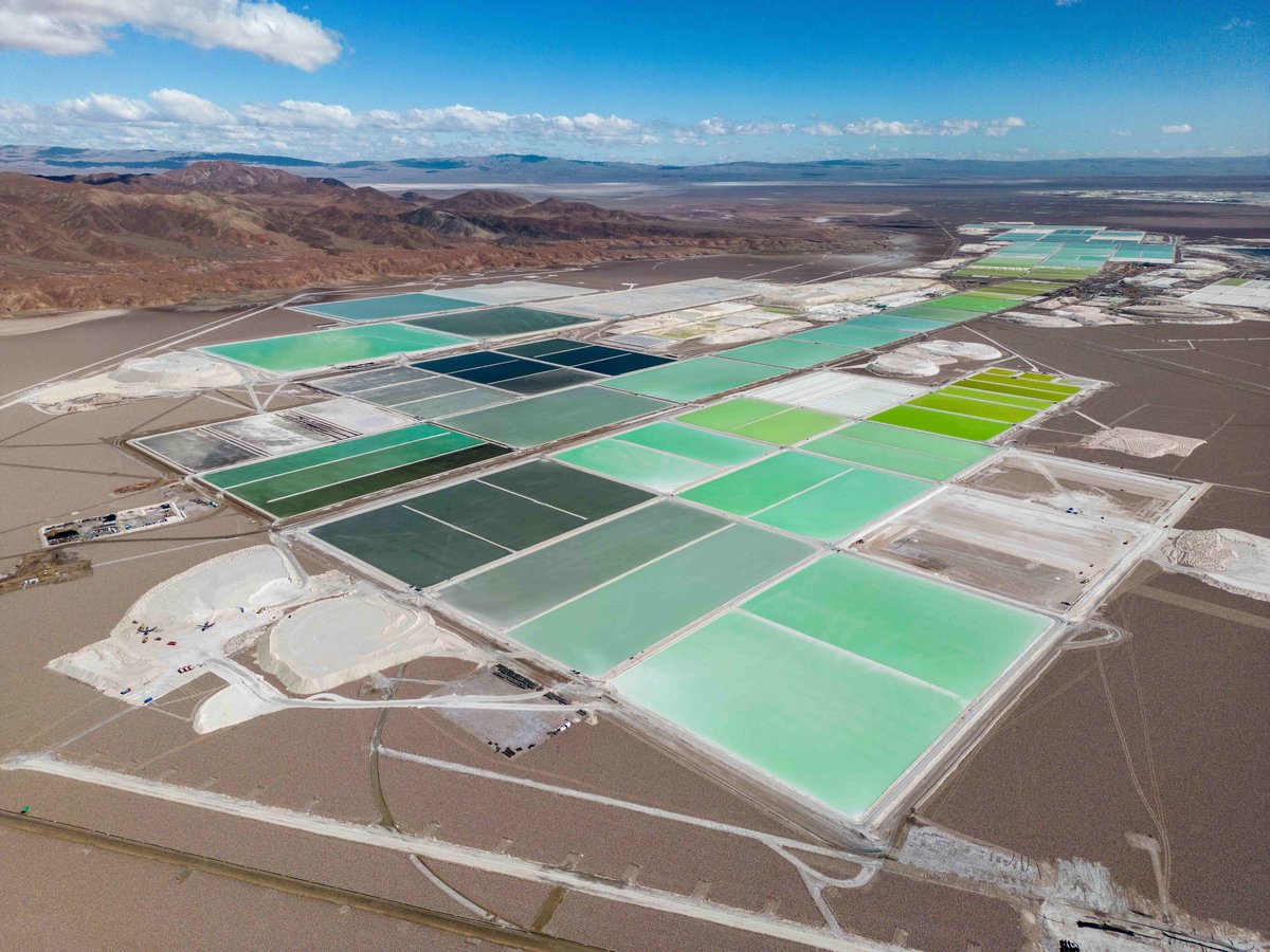 L'étrange paysage des champs de lithium, au cœur du désert d'Atacama au Chili © Freedom_wanted / Shutterstock