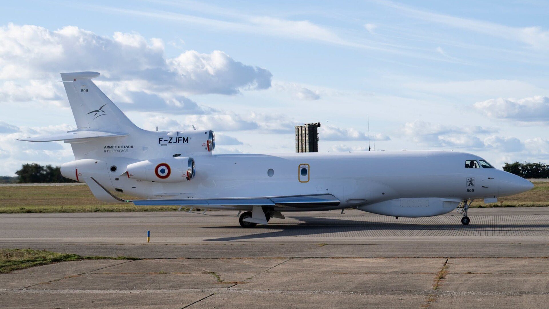Le Falcon 8X Archange, au sol cette fois, avec son imposant carénage sous le fuselage qui le distingue d’un jet d’affaires classique. © armée de l'Air et de l'Espace