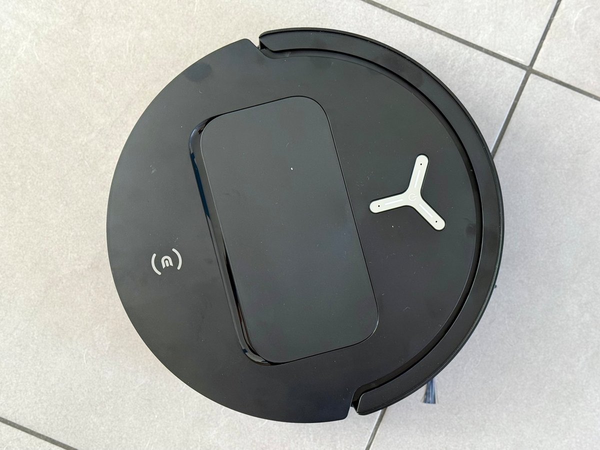 Le dos très sobre de l'Ecovacs Deebot T50 Pro OMNI © Mathieu Grumiaux pour Clubic
