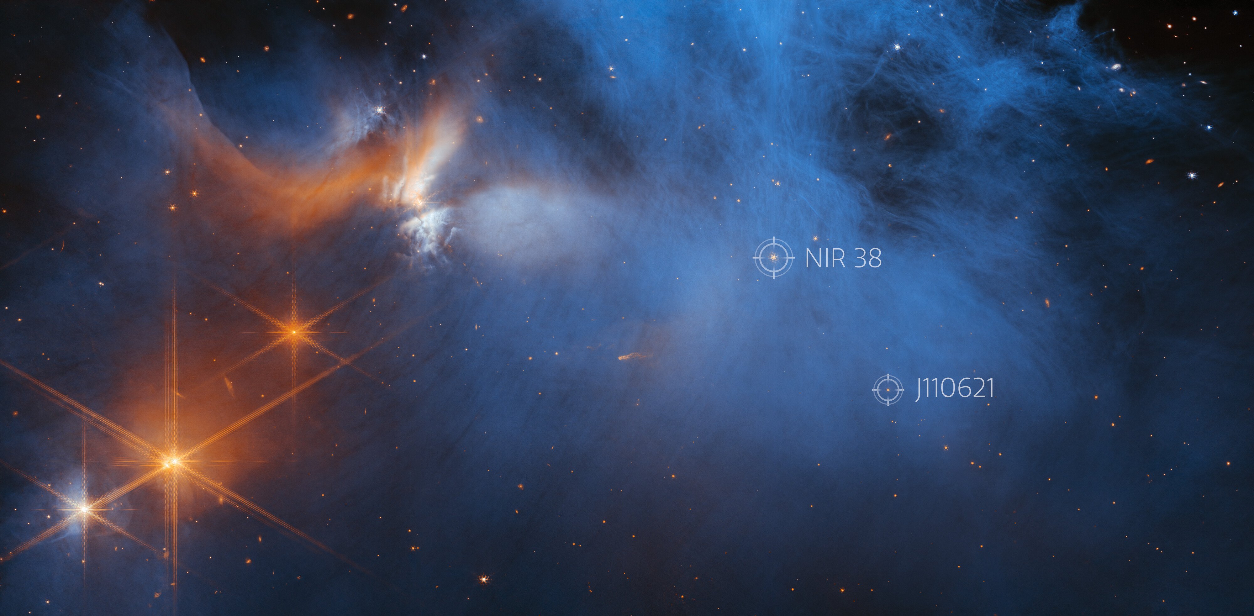 Les deux étoiles mises en valeur ont permis la recherche : leur lumière passant à travers le nuage moléculaire ont donné l'information de sa composition © NASA / ESA / CSA / M. Zamani (ESA/Webb) / F. Sun (Steward Observatory) / Z. Smith (Open University) / The Ice Age ERS Team