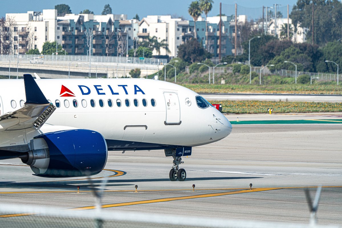 L'Airbus A220 de Delta Air Lines se prépare à décoller sur la piste 24L de l'aéroport international de Los Angeles © Lukas Souza / Shutterstock