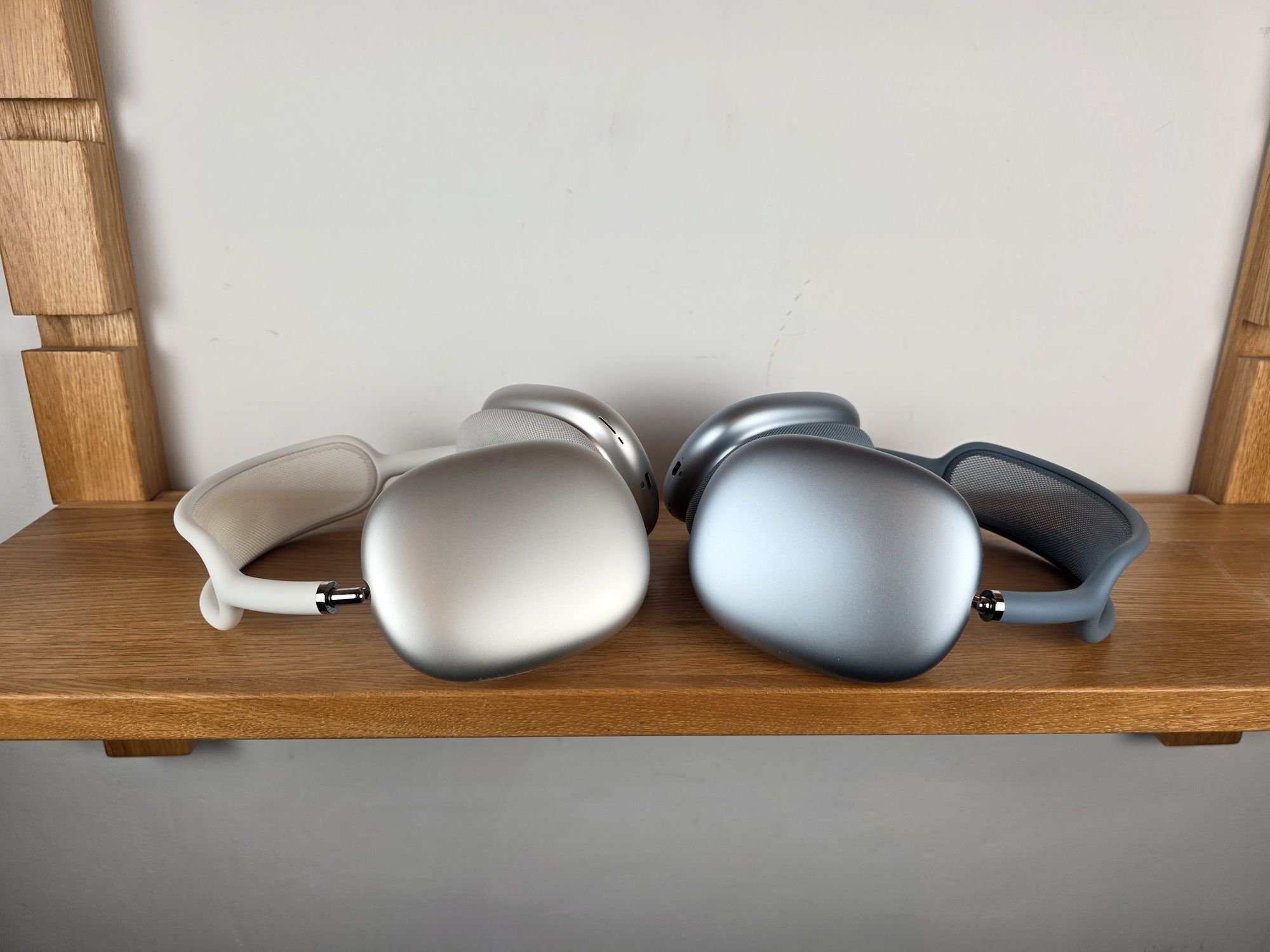 À gauche, l'AirPods Max 1 version Lightning. A droite, l'AirPods Max 2. Ne cherchez pas, mis à part un repose-tête un peu détendu, il est bien difficile de trouver une différence © Guillaume Fourcadier pour Clubic