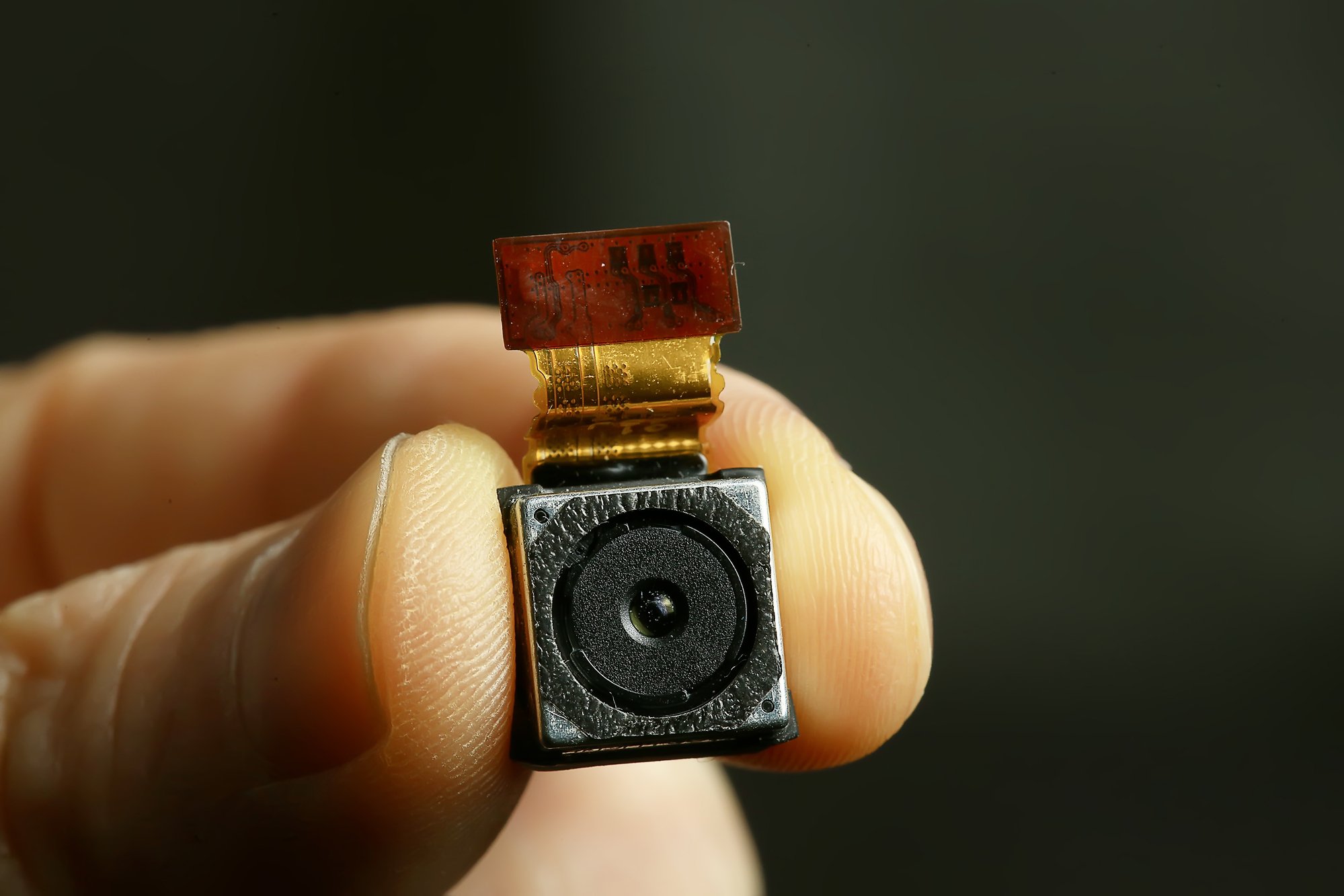 De toutes petites caméras peuvent être dissimulées dans des objets du quotidien, comme un radio-réveil. Alors méfiez-vous ! © Shutterstock