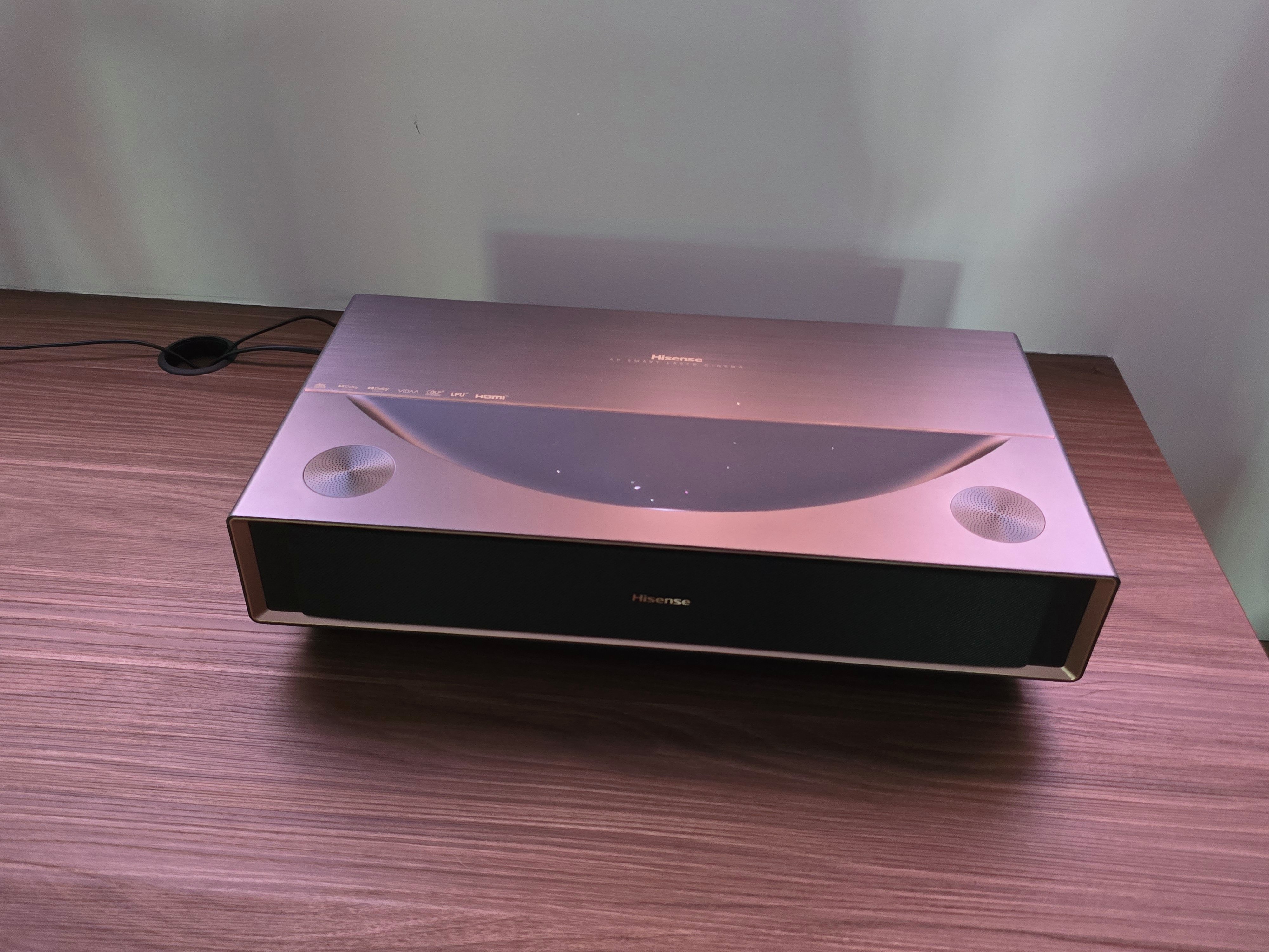 Design revu, bloc optique TriChroma, autocalibration... L'Hisense PT1 est prometteur. ©Matthieu Legouge