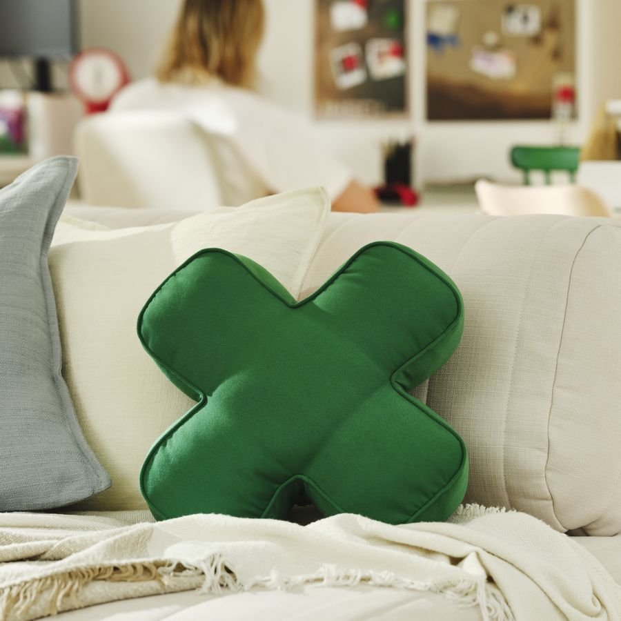 Un coussin en forme de croix directionnelle Xbox. ©IKEA / Xbox