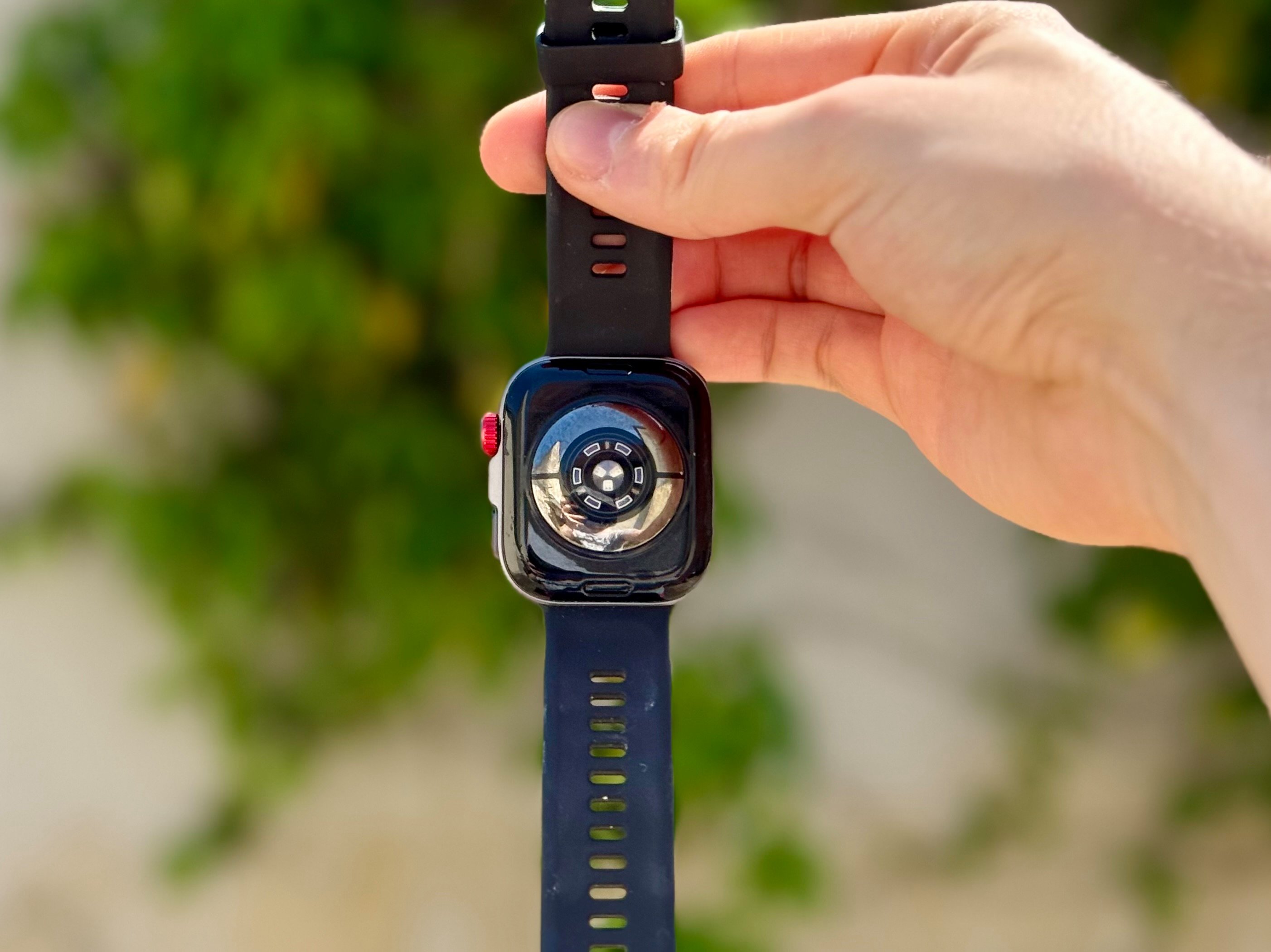 Les capteurs au dos de la montre Huawei © Mathieu Grumiaux pour Clubic