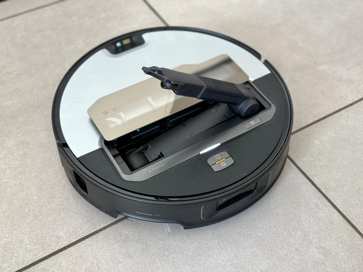 Le rangement automatique de la pince dans son logement © Mathieu Grumiaux pour Clubic