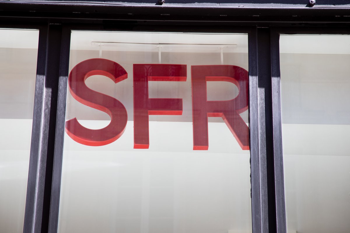 Le logo SFR, sur la devanture d'une boutique © sylv1rob1 / Shutterstock.com