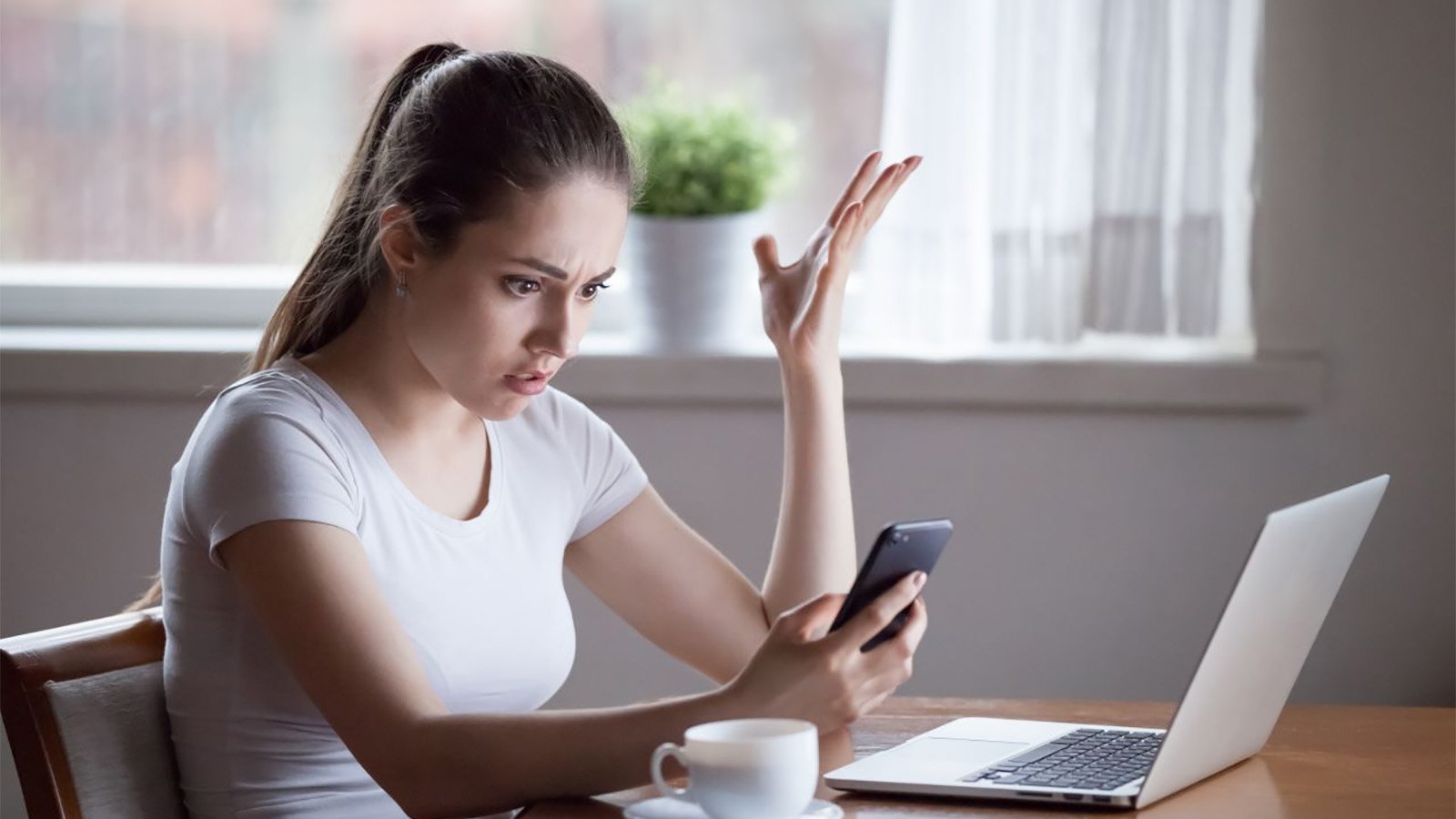 Les téléphone et ordinateur des journalistes sont désormais mieux protégés. © fizkes / Shutterstock