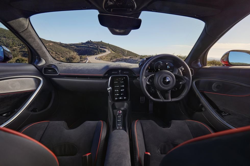 Mclaren Artura interior