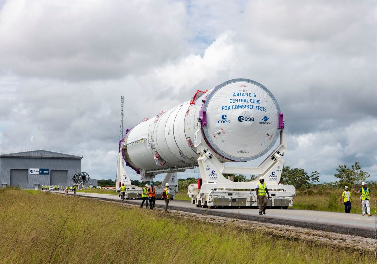 Les deux étages ont quitté le BAL (que l'on voit ici en fond) pour rejoindre le pas de tir. Les équipements accueillent la première véritable Ariane 6. Crédits : ESA/CNES/Arianespace/CSG/JM Guillon