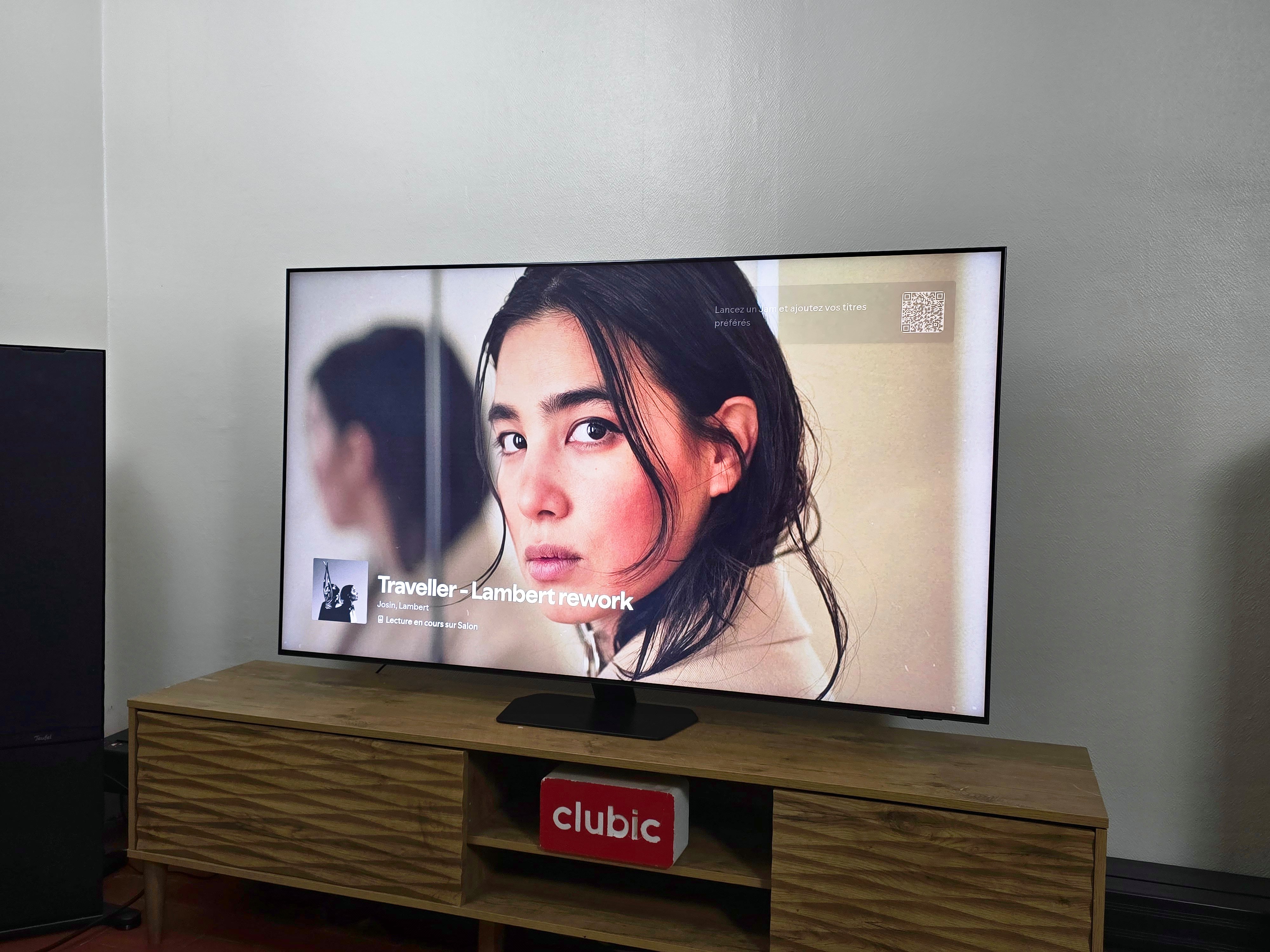 Le Samsung QN90F se positionne comme la formule premium de la marque en matière de TV MiniLED pour 2025. © Matthieu Legouge