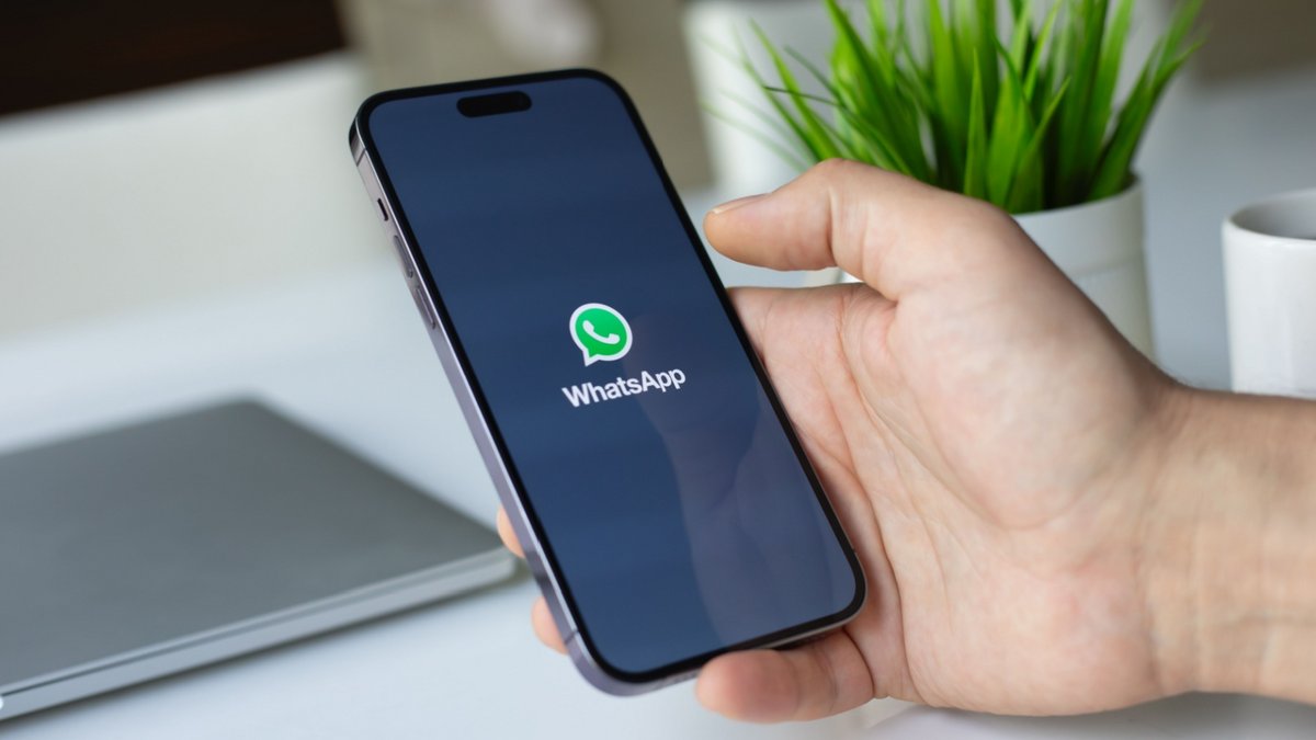 L'application WhatsApp s'ouvre sur un iPhone