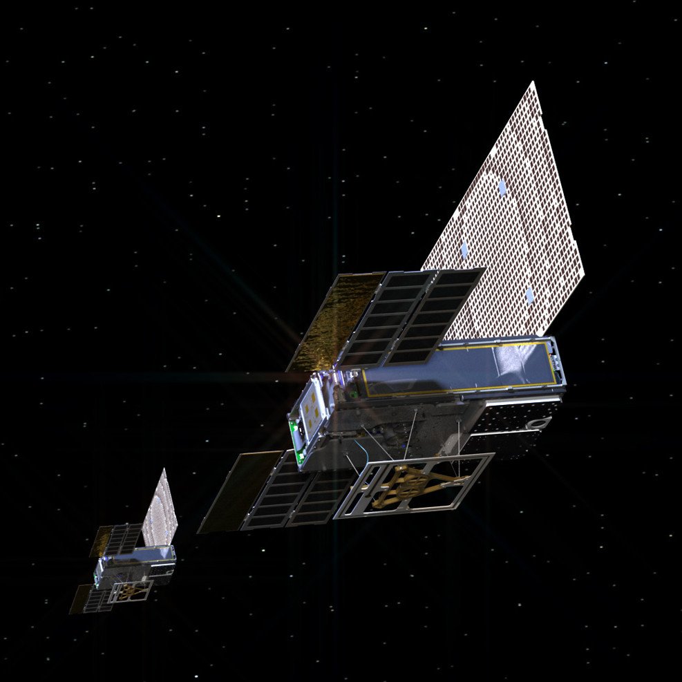 Vue d'artiste des deux petites sondes MarCO, avec leur antenne réceptrice sur le dessous, et leur grand panneau émetteur sur l'avant ! Crédits NASA/JPL