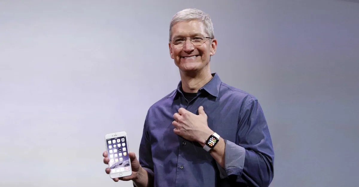 Tim Cook, le patron d'Apple, un iPhone à la main et une Apple Watch au poignet