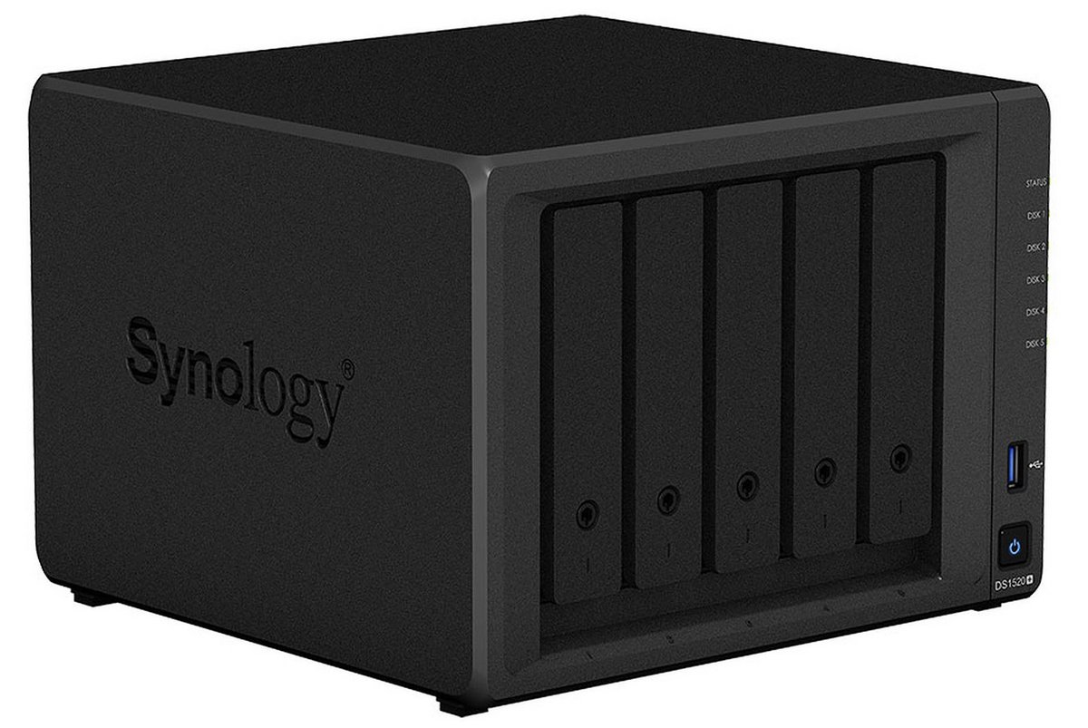 Le DS1520+ est un NAS relativement compact pour un modèle 5 baies © Synology