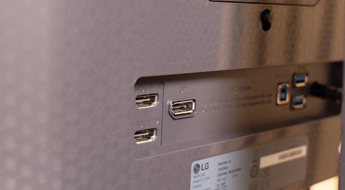 LG n'a pas forcé sur les connecteurs au dos - © Charles Gouin-Peyrot pour Clubic