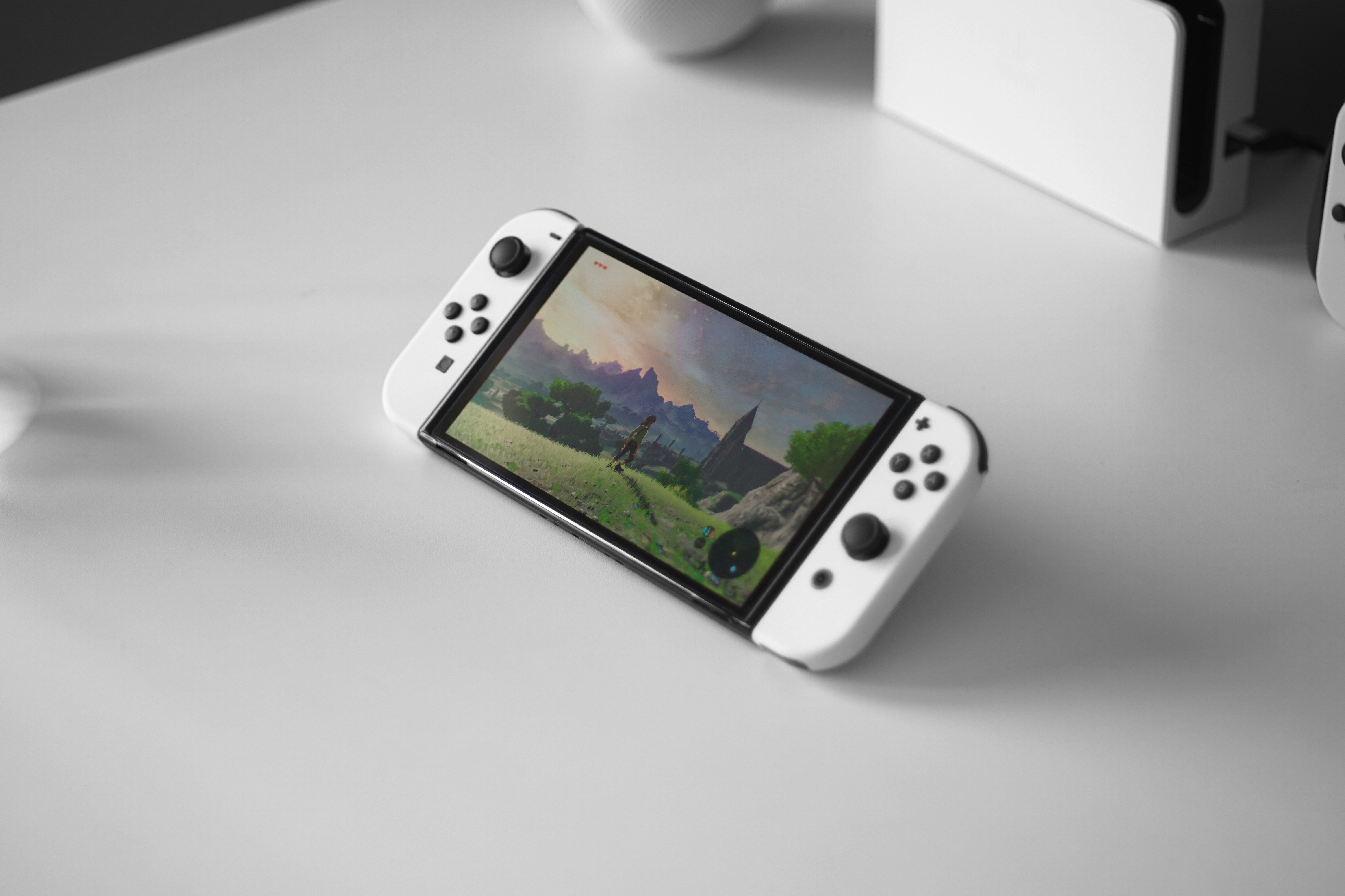 Contrairement au modèle actuel (ci-dessus), la future Nintendo Switch 2 ne serait pas équipée d'un écran Oled mais LCD. © Victor Carvalho / Shutterstock