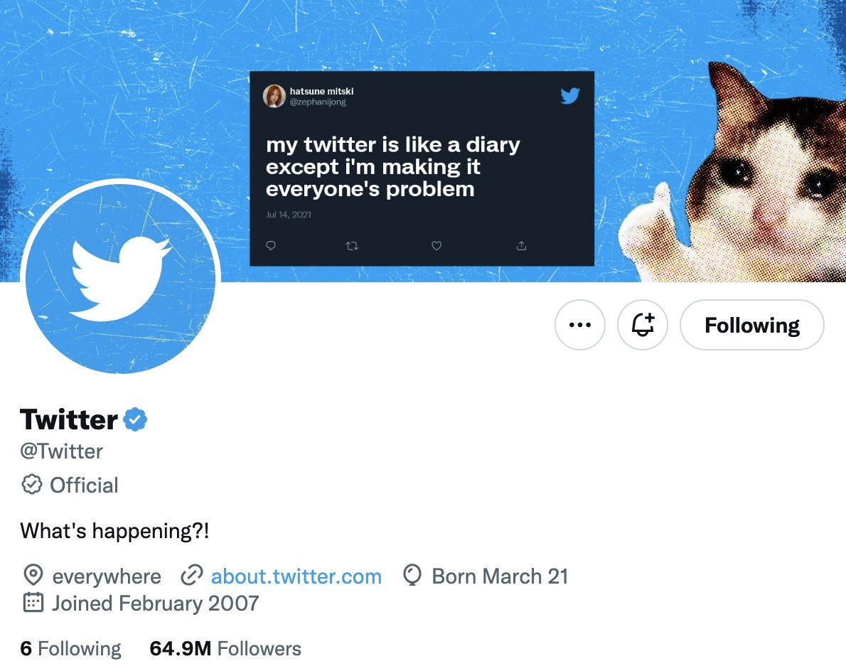 Sur le droite de "Twitter", le badge de membre de Twitter Blue. Plus bas, le badge transparent estampillé "Official" ne sera réservé qu'à certaines personnes, qui n'auront pas besoin de passer par la case Twitter Blue © Twitter @esthercrawford