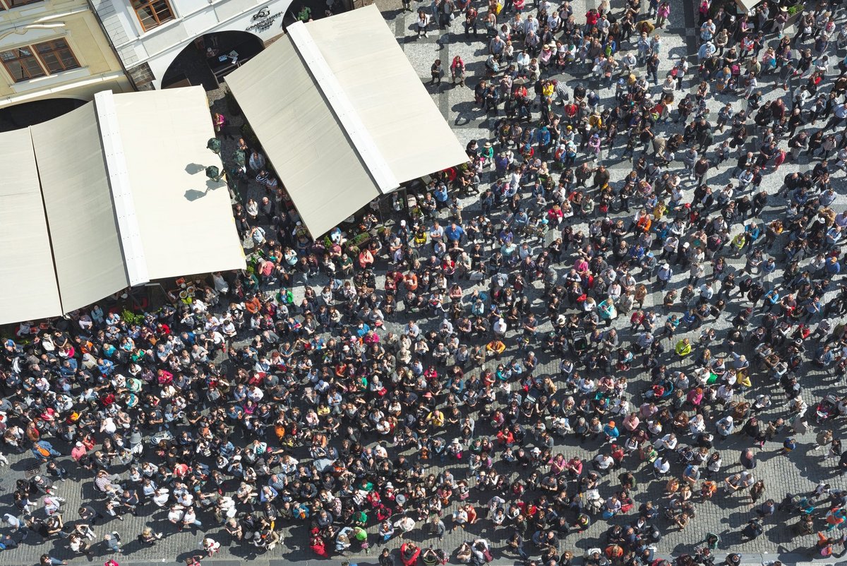 Ici, un drone survole la foule © kirill_makarov / Shutterstock