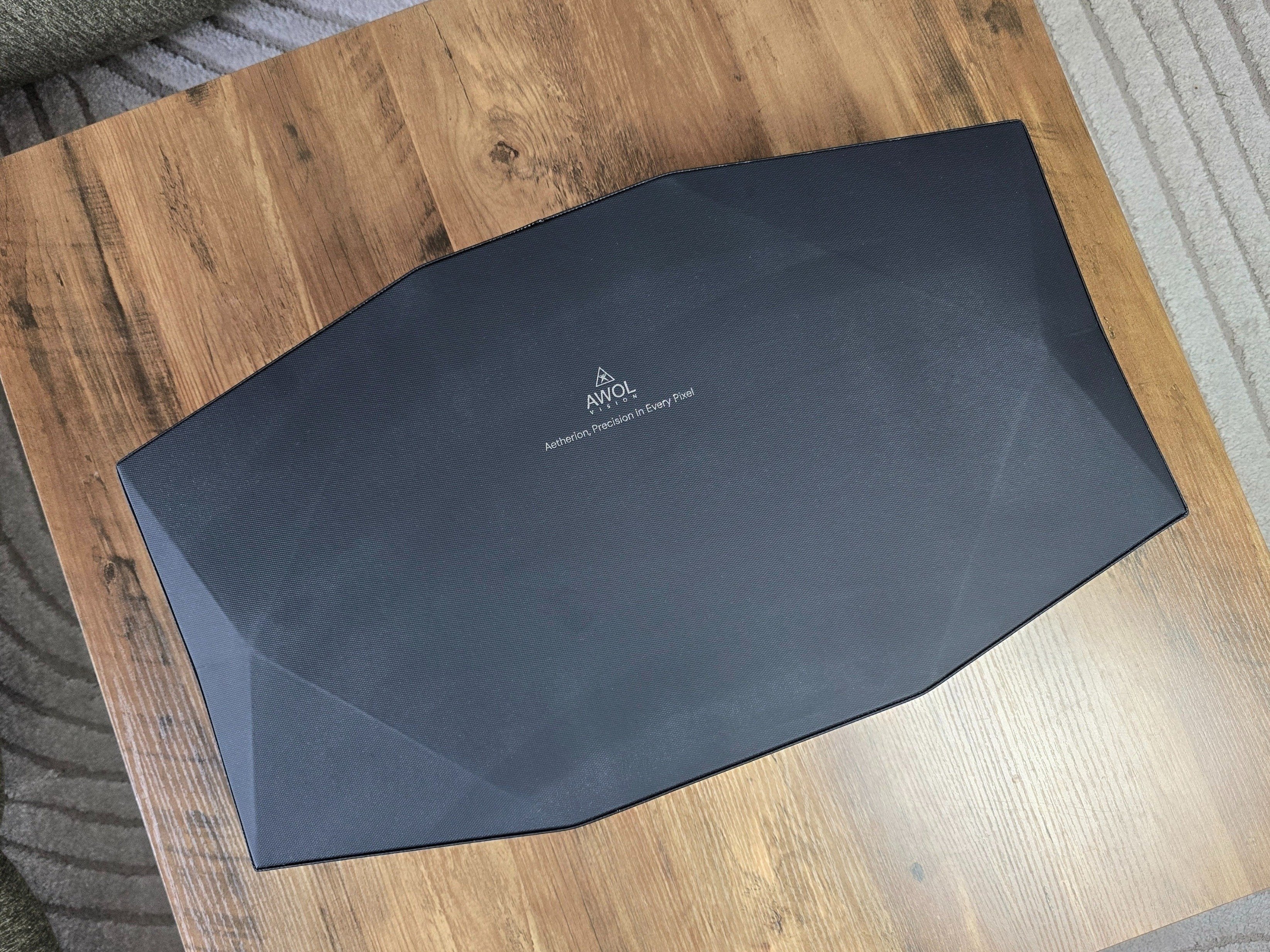 Le vidéoprojecteur arrive dans un packaging "premium" et dispose même d'un cache rigide pour son transport© Matthieu Legouge