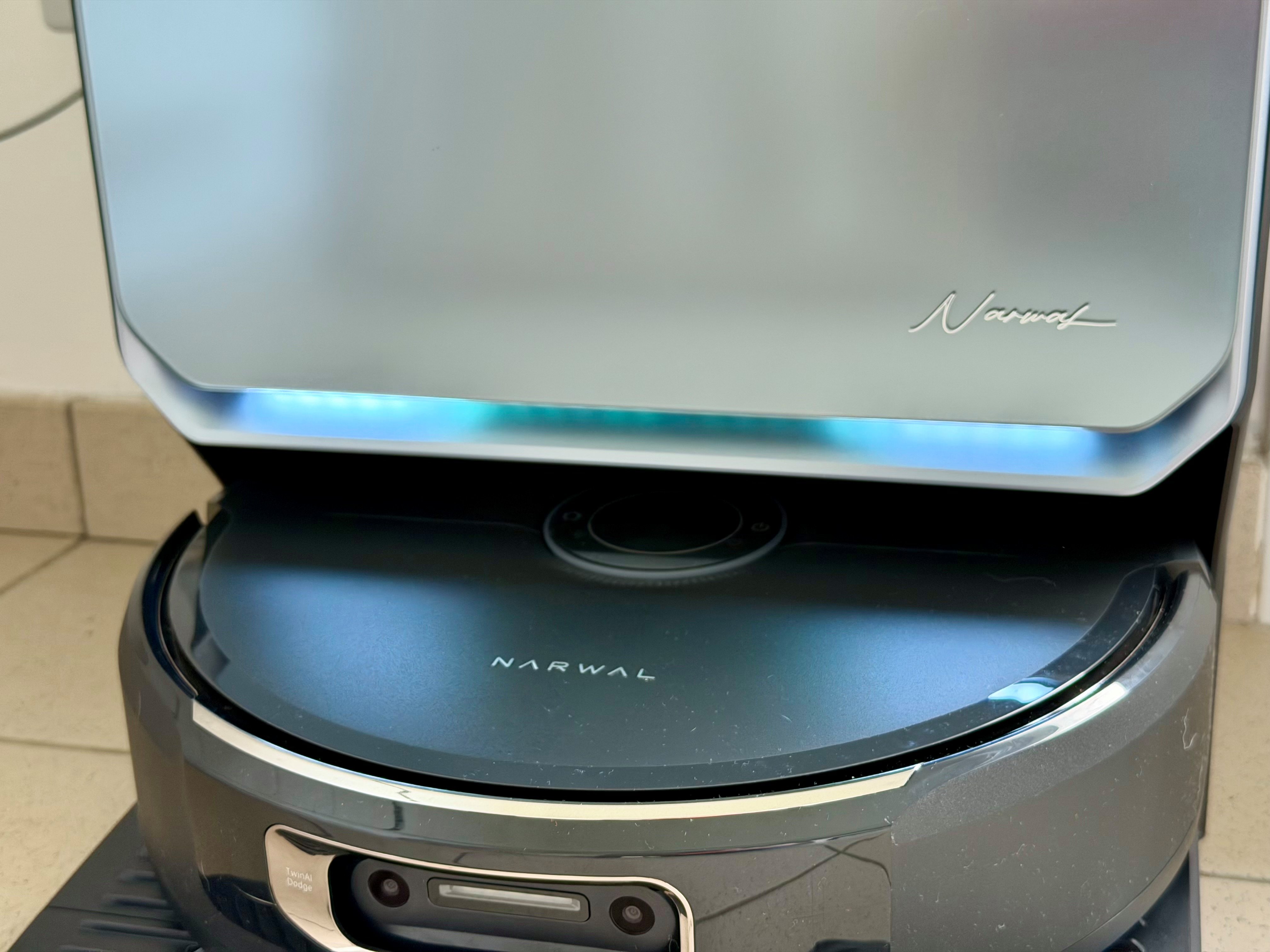 Une LED assez élégante qui donne des infos sur l'état du robot ©Mathieu Grumiaux pour Clubic