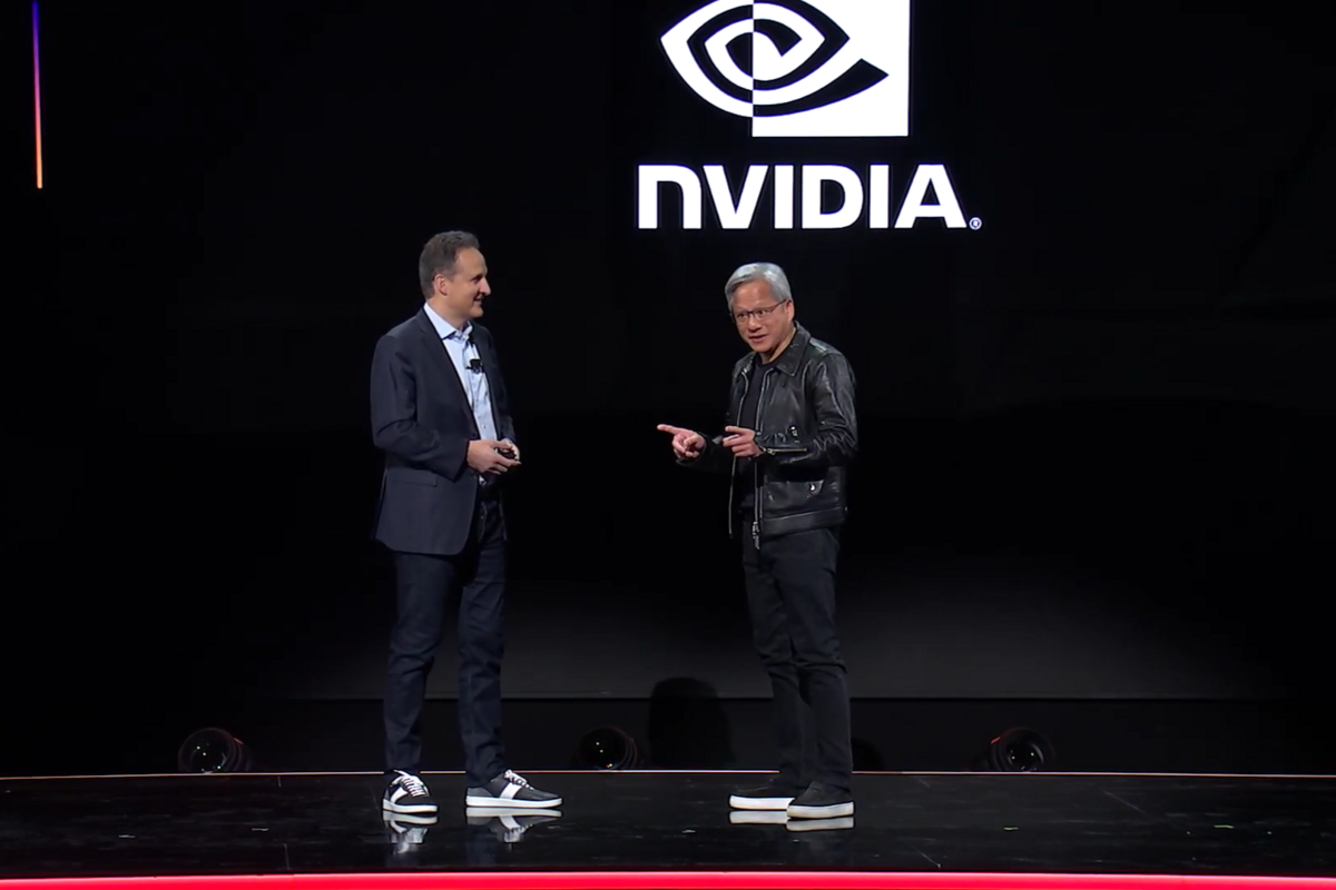 À gauche, Adam Selipsky, CEO d'Amazon Web Services ; à droite, Jensen Huang, fondateur et CEO de NVIDIA