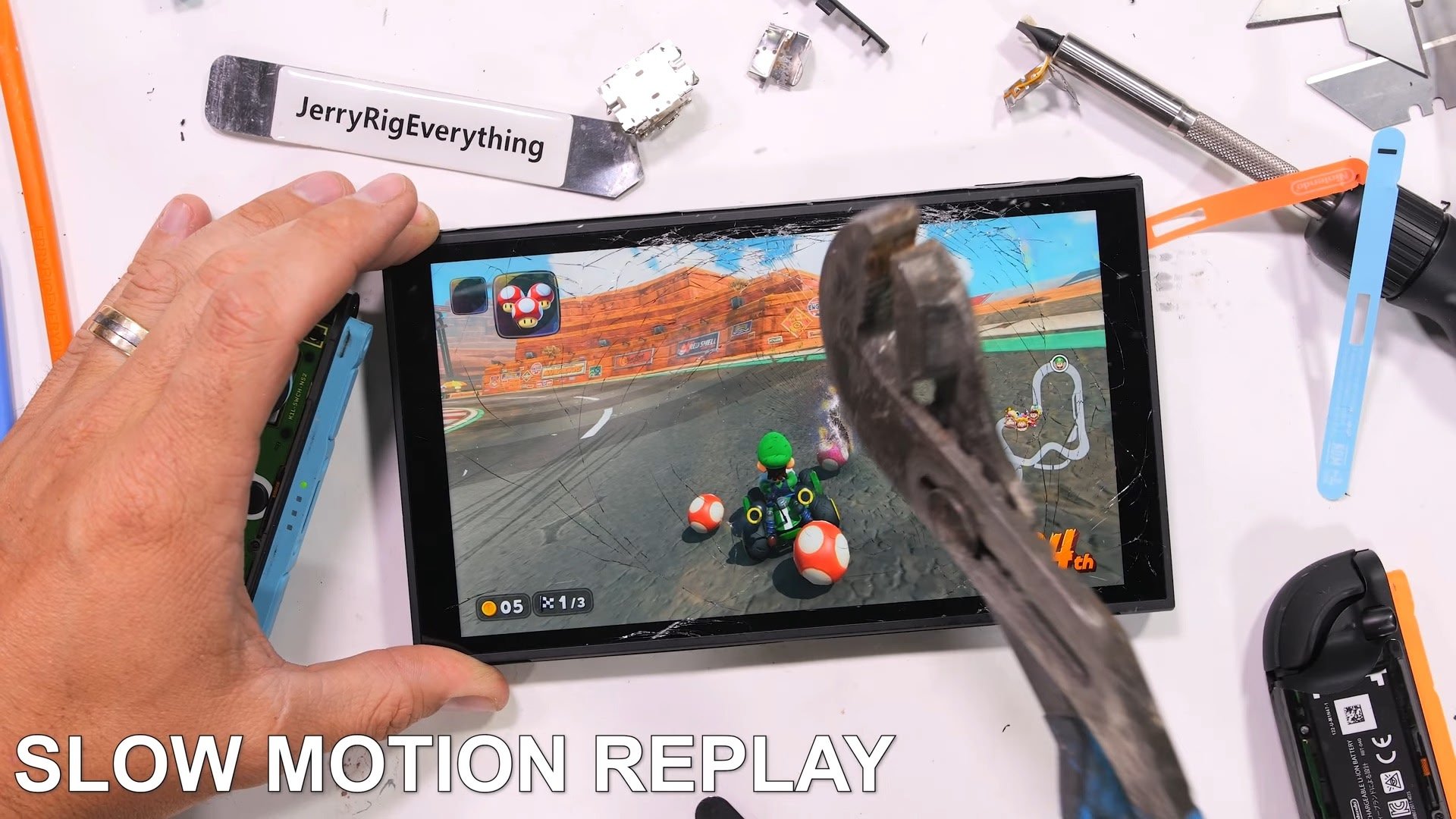 Une fois la couche de plastique retirée, plus rien ne retient l'écran de voler en éclats. © JerryRigEverything/YouTube