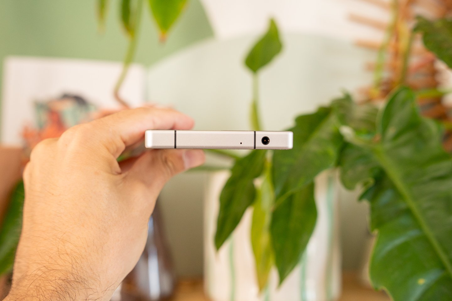 Un smartphone plutôt épais (mais avec une prise jack !) © Pierre Crochart pour Clubic.com