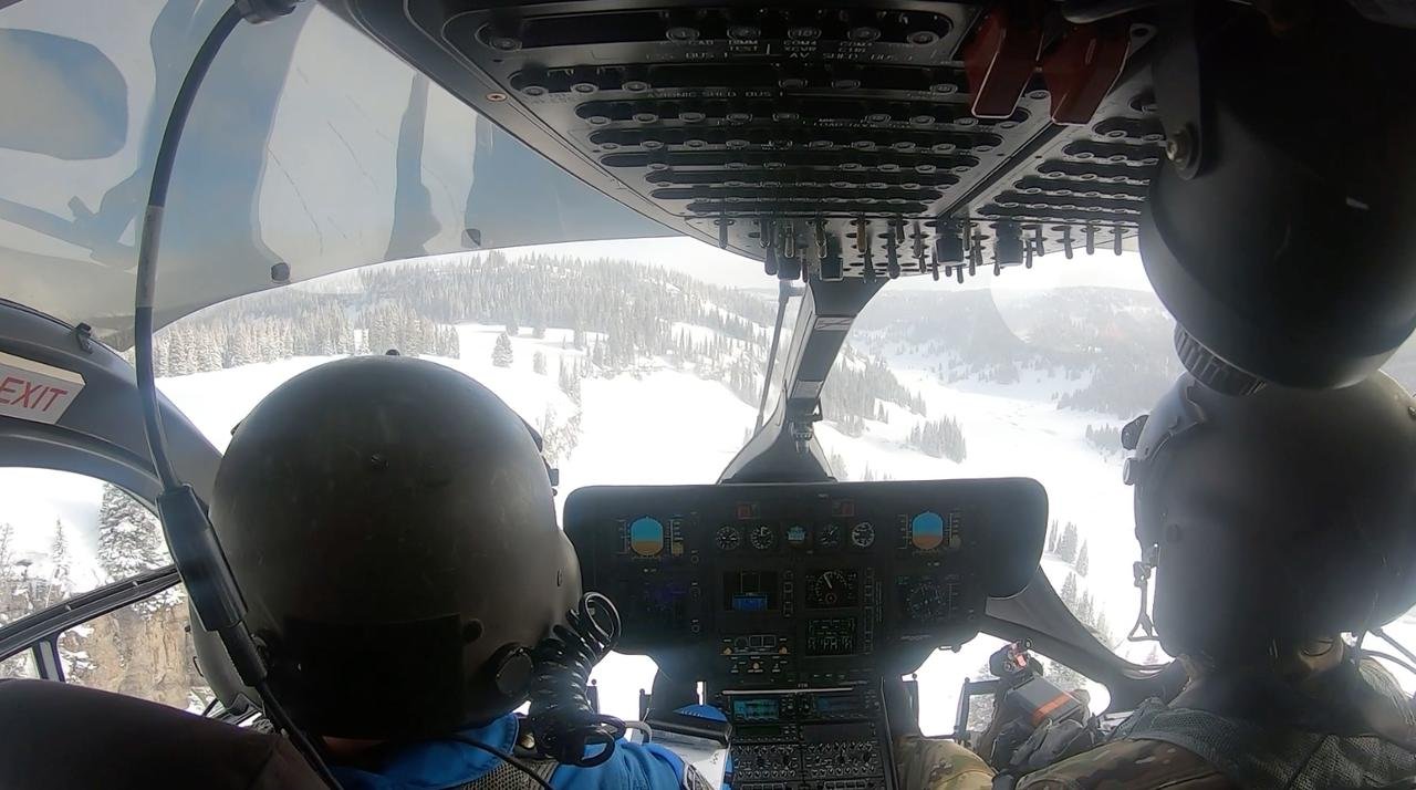 Les astronautes de la NASA Bob Hines et Raja Chari s'entraînent aux procédures d'atterrissage dans les monts Rocheux du Colorado en avril 2025 - ©NASA/Corinne Beckinger)