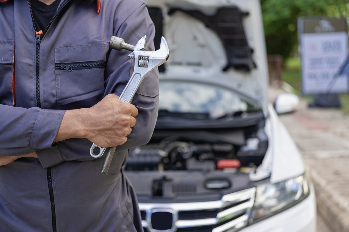 Un technicien s'apprête à réparer une voiture © SaiArLawKa2 / Shutterstock